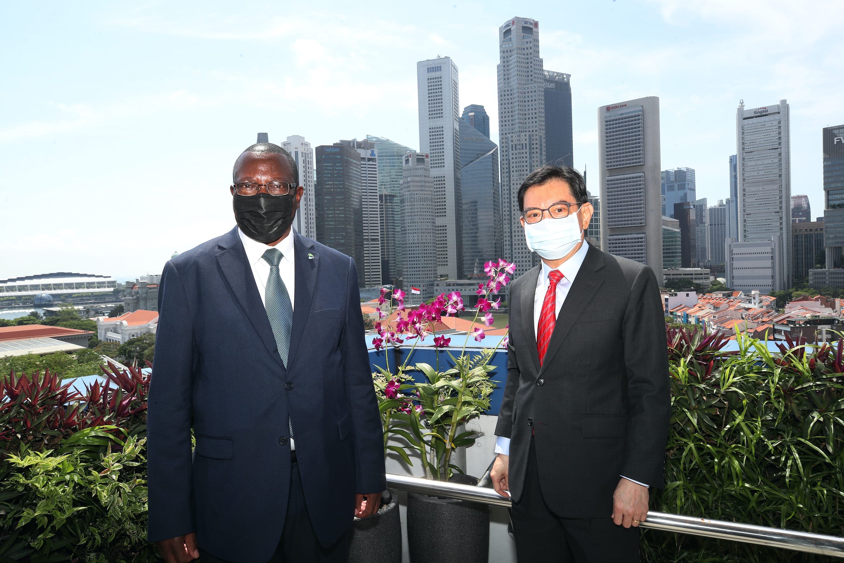 Lee Hsien Loong and Andrés Manuel López Obrador seated in armchairs, facing each other.